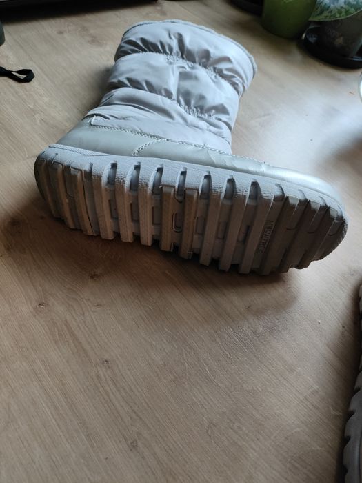 Srebrzyste buty na śnieg