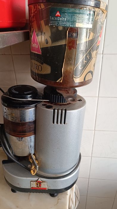 Moinho de café delta cinza e preto