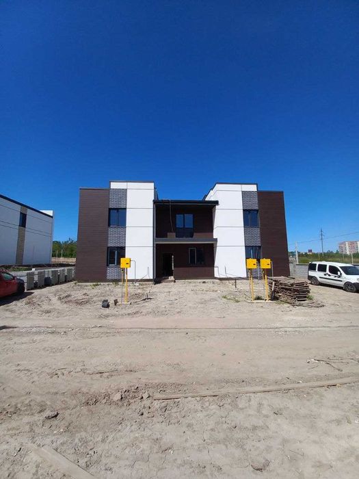 Продаж кутового котеджу з міськими комунікаціями