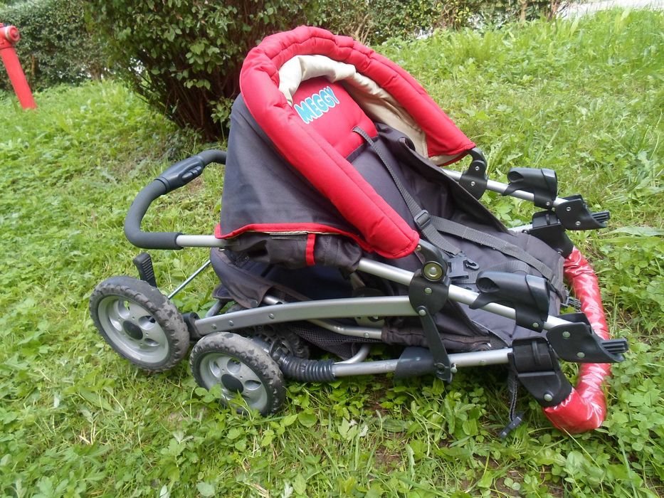 Spacerówka firmy Meggy w kolorze grafitowo- czerwonym