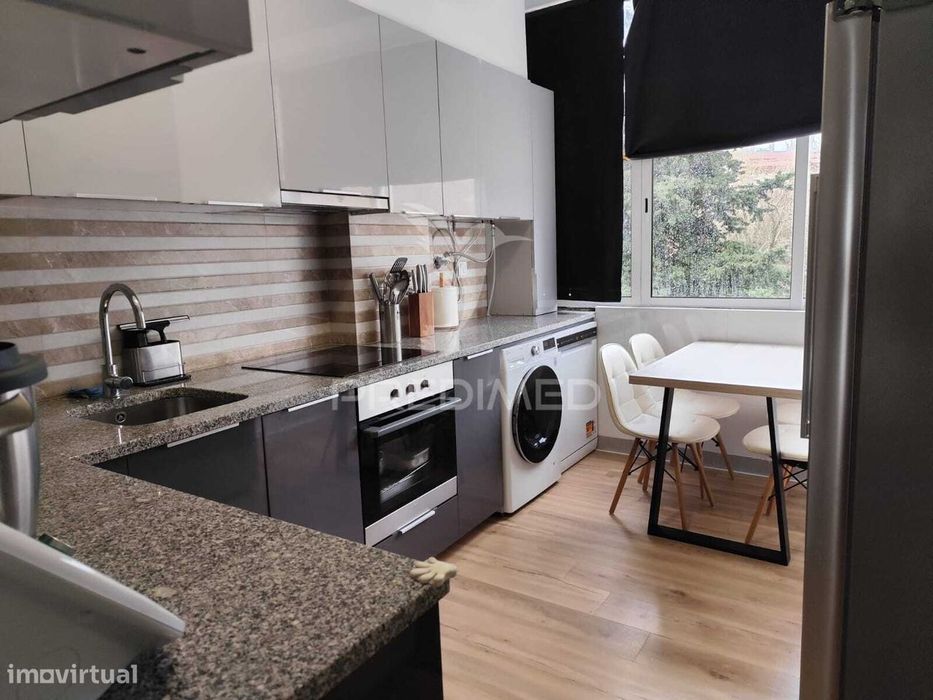 T3 + 1 , Remodelado, com varanda — Agualva E Mira-Sintra, Lisboa