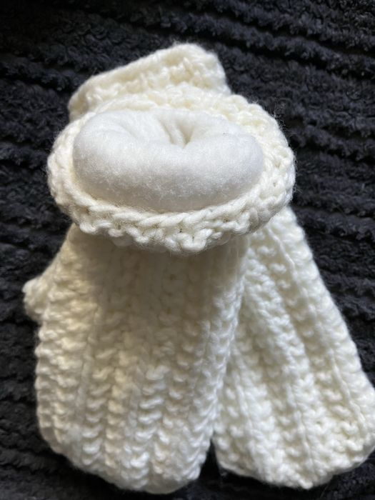 Біла жіноча шапка з рукавичками