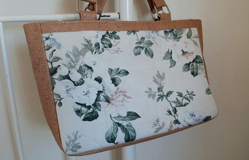 Mala artesanal, ecopele e tecido floralem tons pastel. Nova