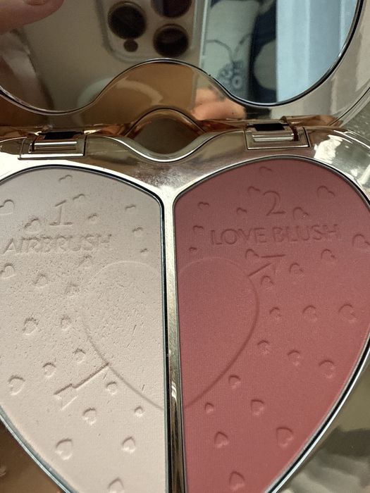 Sprzedam Charlotte Tilbury róż z pudrem limitowana edycja.