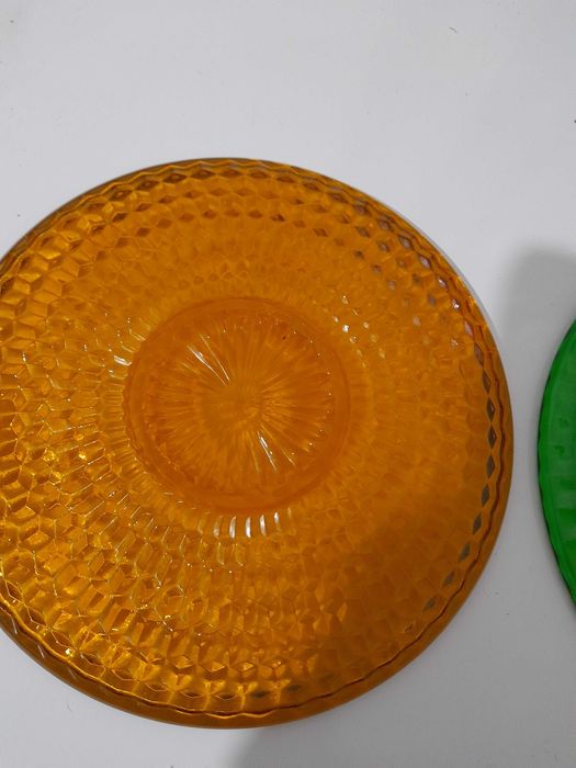 Lote de pratos antigos de sobremesa em vidro.