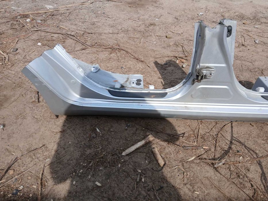 Prog prawy Toyota Auris I 5-drzwi 06-12r 1F7 srebrny