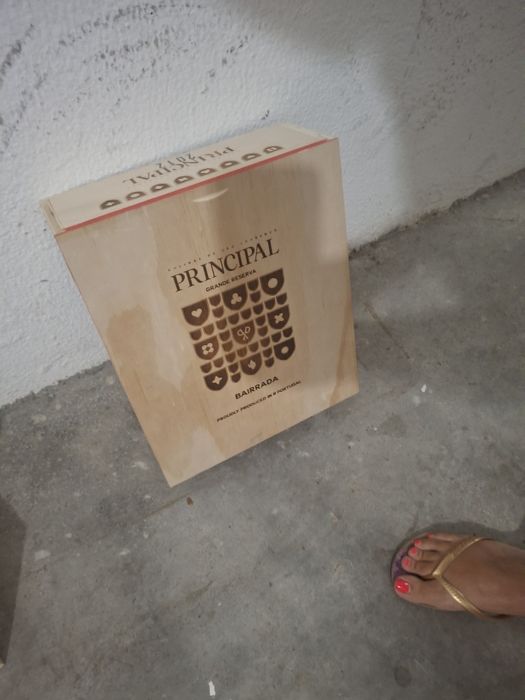 Vendo caixas de madeira com marcas de vinhos