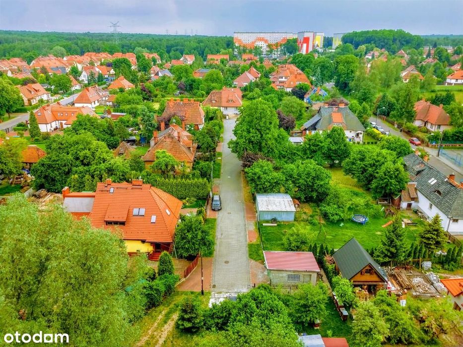 Balkon, parking przed blokiem, ciepła woda z sieci.