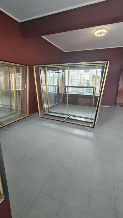 Arrenda-se loja no centro de CACIA próximo a estação CP, toda esquina