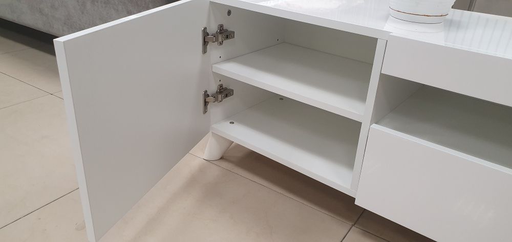 Тумба під ТВ. Білий глянець. На ніжках