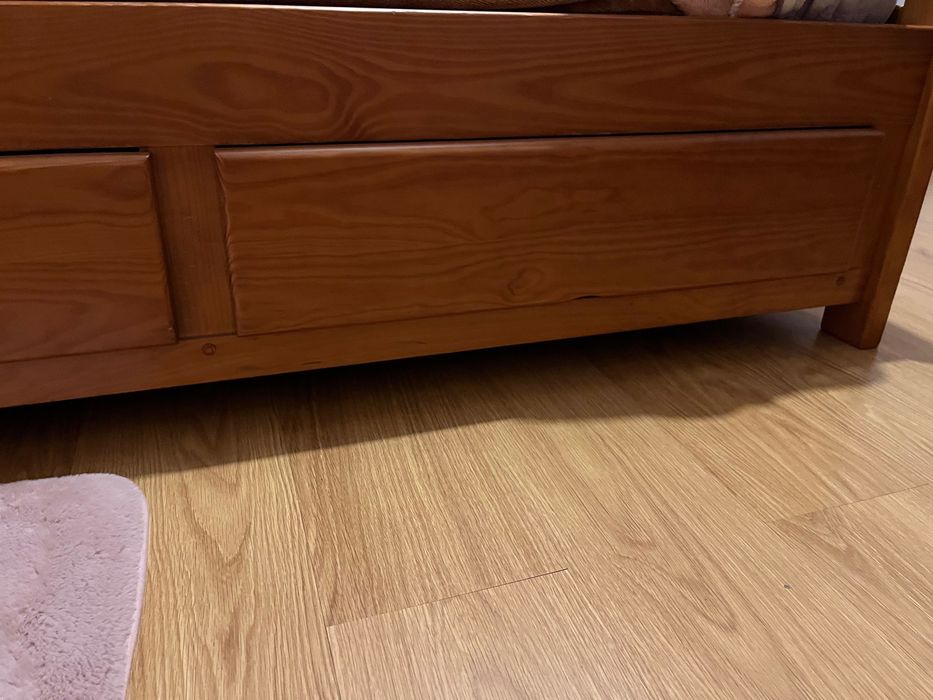 Cama e mesa de cabeceira em madeira de cerejeira