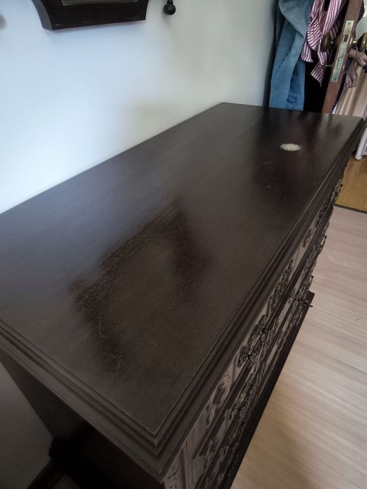 Vendo cómoda de quarto vintage de madeira escura trabalhada