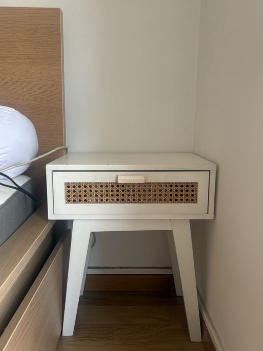 Mesa de cabeceira com gaveta