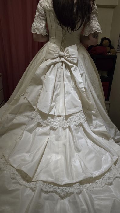 Vendo  Vestido  de noiva da Pronovias com um lindo Véu incluído.