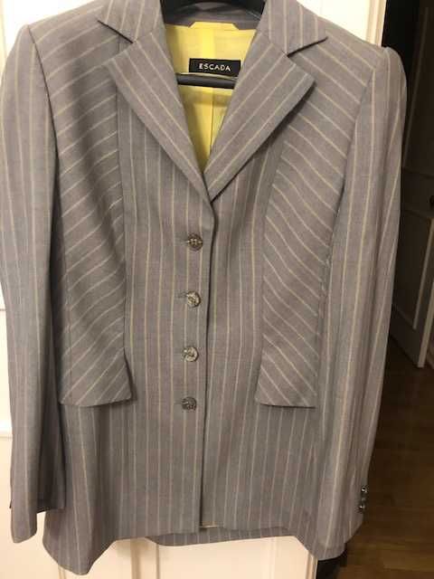 Elegante casaco Srª cinza, com riscas verde oliva, marca luxo Escada