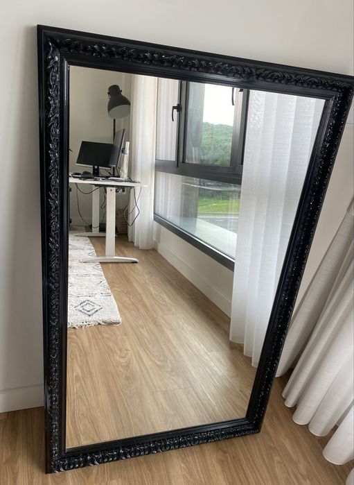 Espelho lacado com rebordo preto