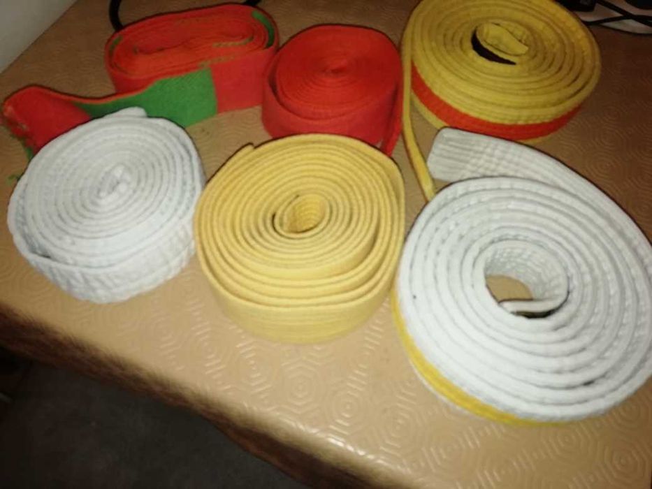 Cinto verde e laranja judo e artes marciais criança