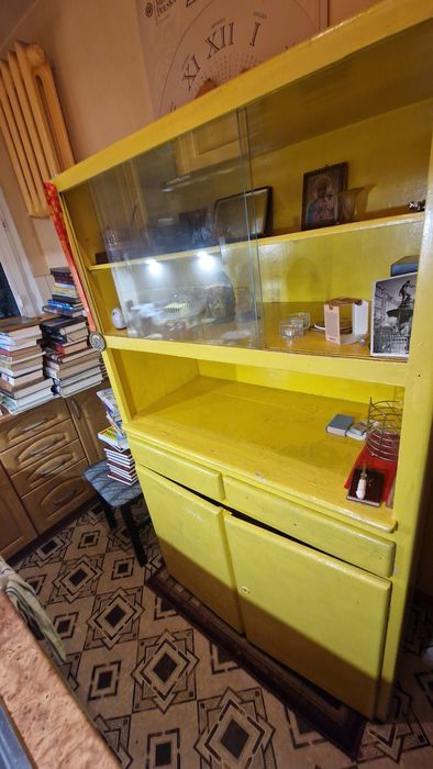 Kredens z czasów PRL