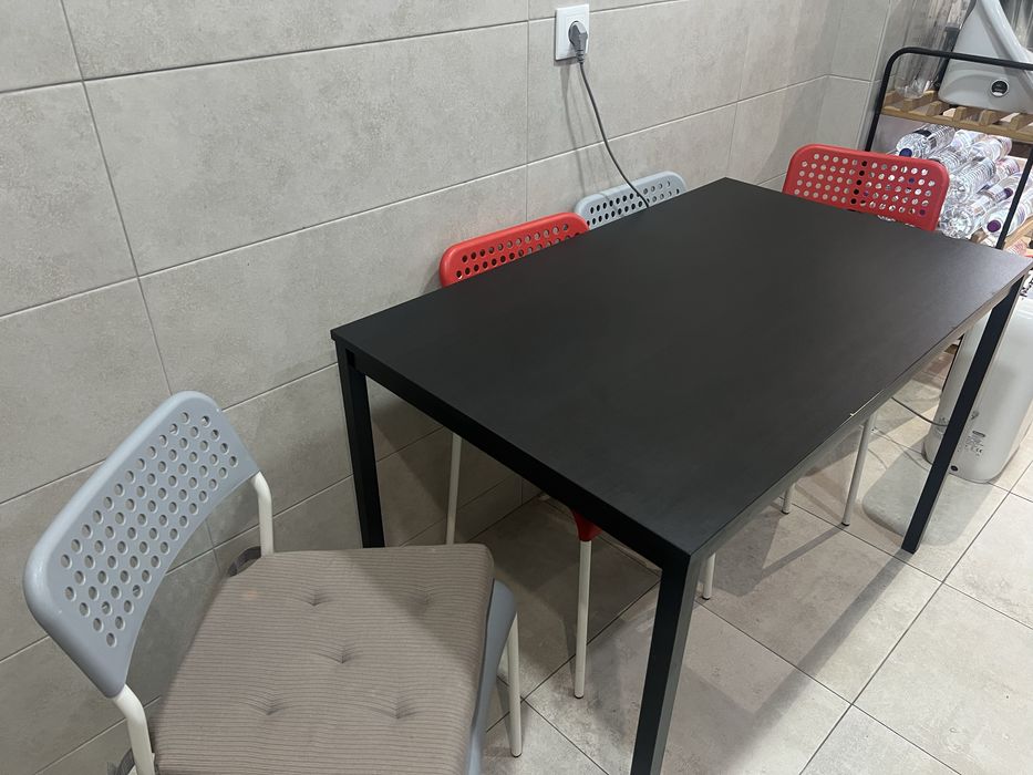 Mesa com 4 cadeiras e almofada de cadeira.