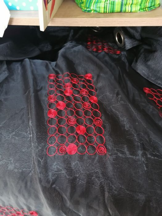 Cortinado preto e vermelho