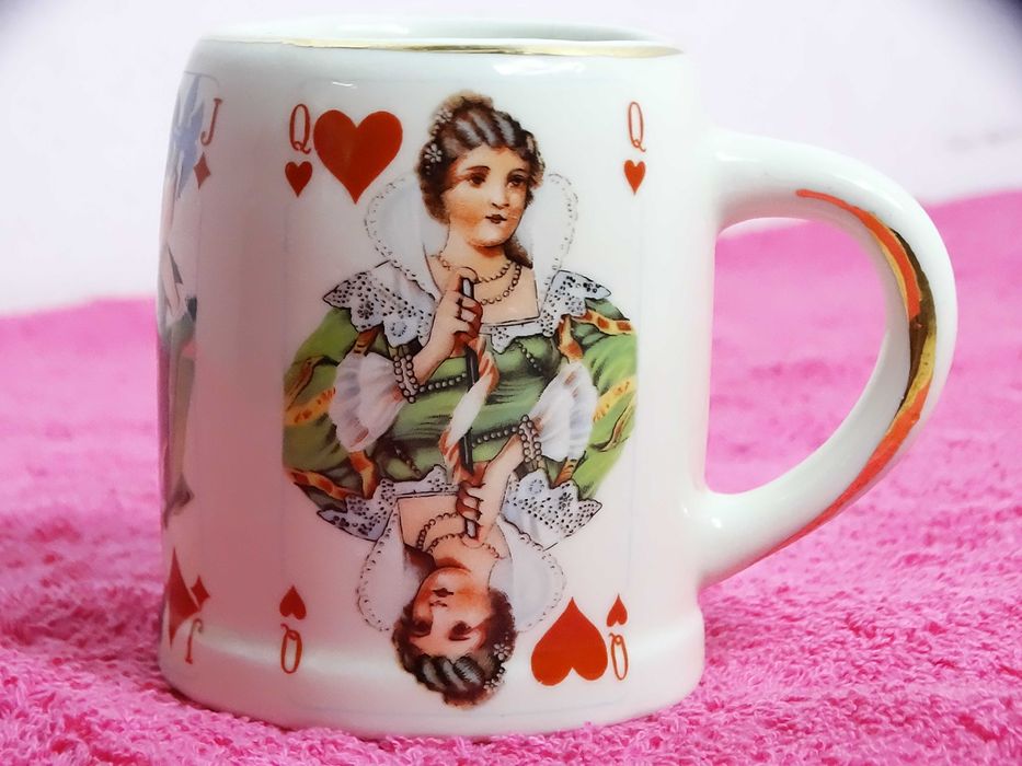 Ceramiczny kubek kufelek z motywem kart do gry – Dama, Król, Walet (Vintage / Retro)