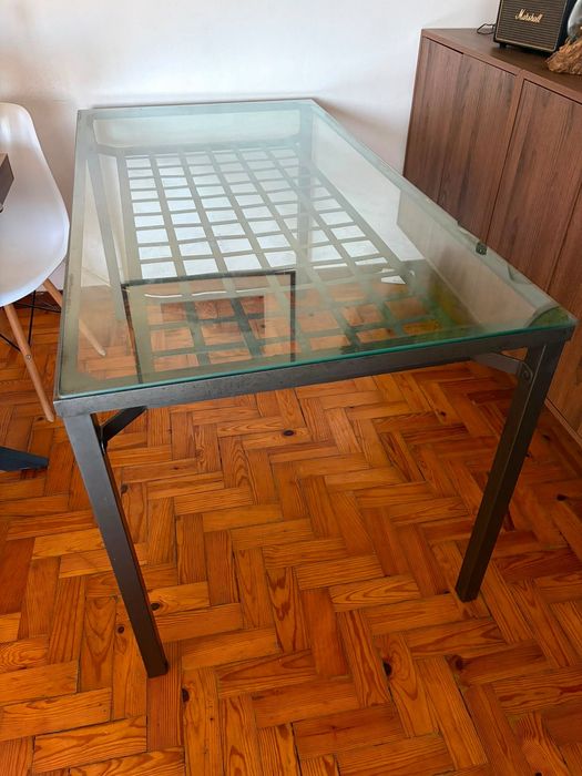 Mesa de quatro lugares