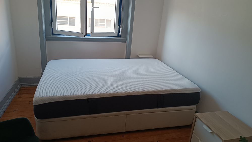 Cama de casal com arrumação