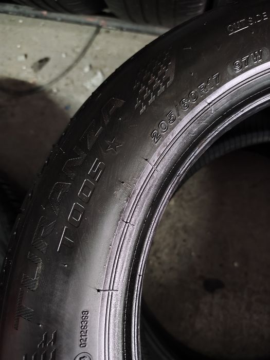 Pneus 205/60r17 Bridgestone Turanza T005* com 75% piso