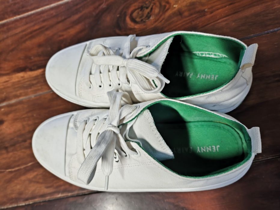 Buty na koturnie białe trampki