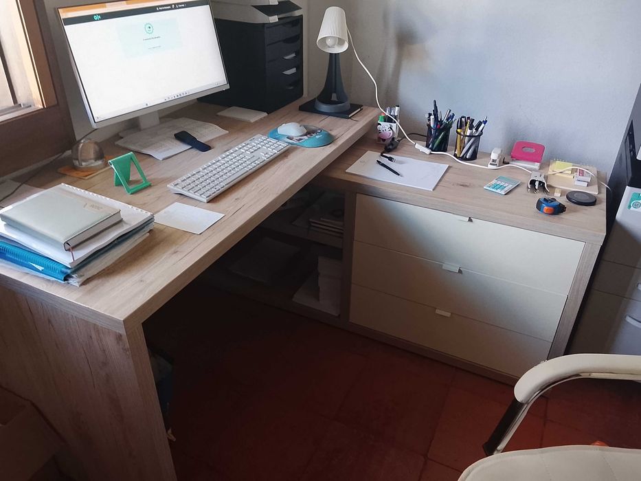 Secretaria com cadeira