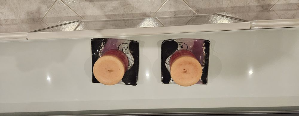 2 glass plates with 2 candles
