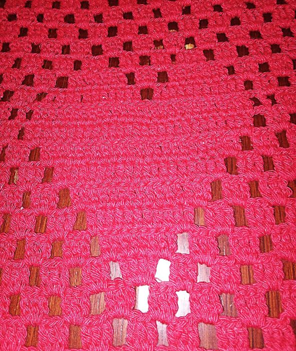 Centro de mesa em crochê vermelho, verde e branco feito à mão