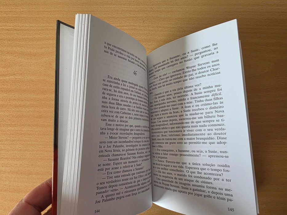 Livro "O Estranho Caso das Rosas Vermelhas" de Mary Higgins Clark