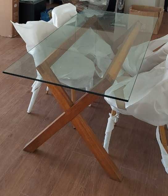 Mesa de vidro com pernas em madeira maciça