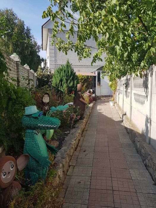 Продам двоповерховий будинок у місті Буринь Сумської обл.