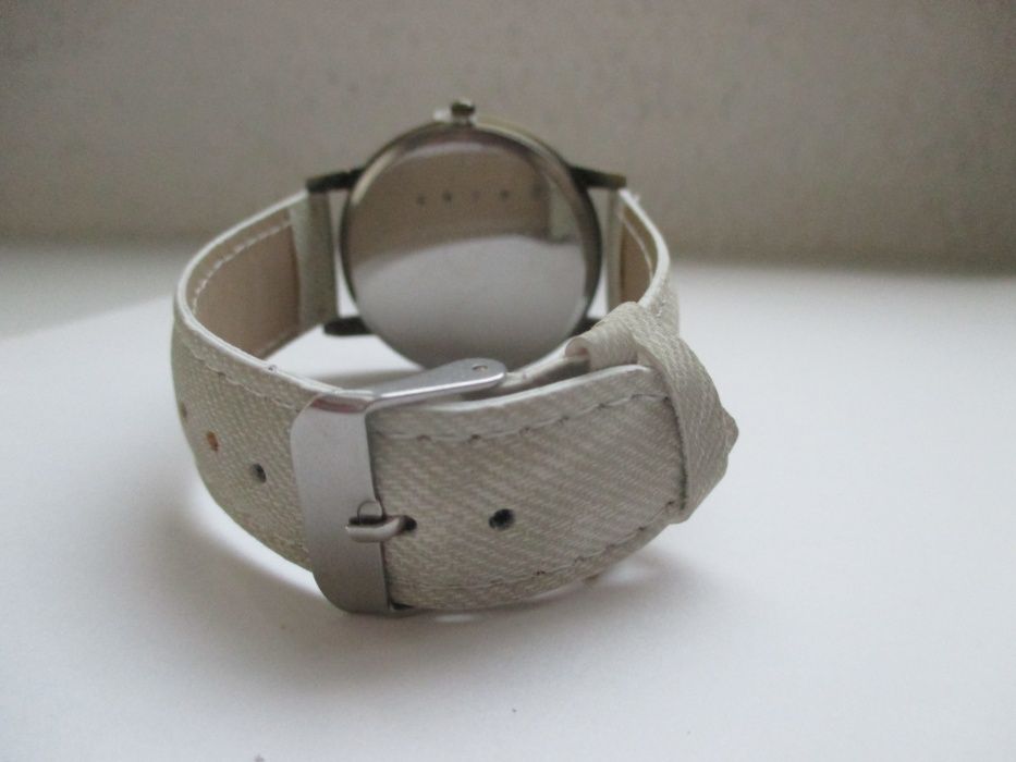 Relógio dourado com bracelete em ganga clara. Novo.