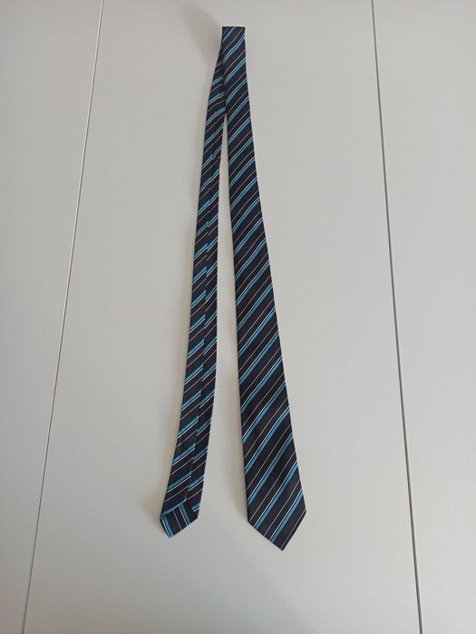 Cienki krawat męski.