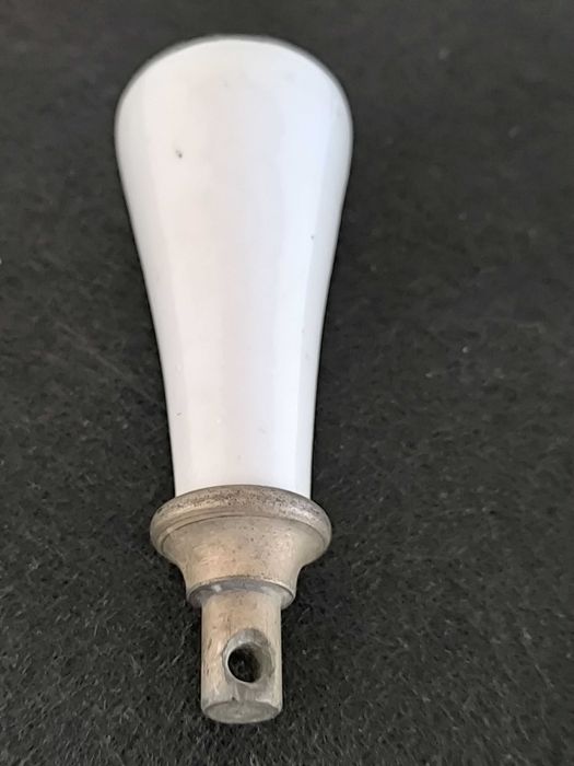 Antigo puxador de autoclismo em porcelana e metal