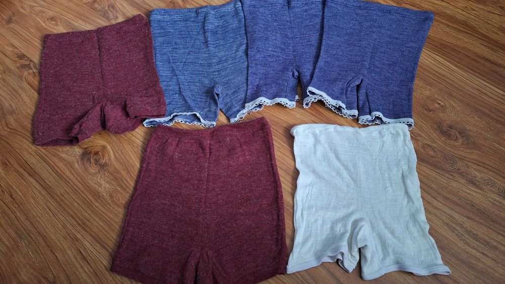 Spódnica,  spodenki, bluzka biała  ecru.