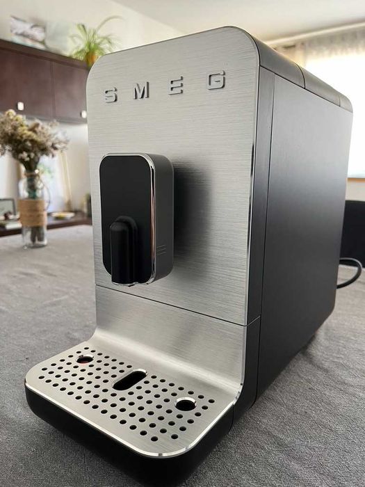 Maquina de café automática SMEG preta