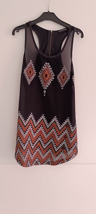 Blusa sem mangas preta atrás e colorida à frente . Tamanho M