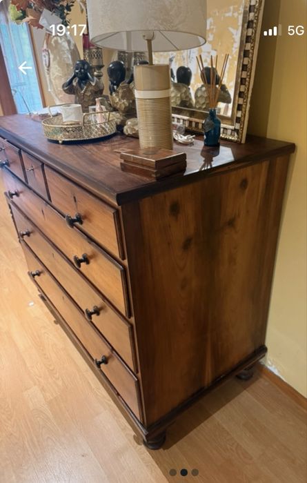 Comoda antiga com bastante arrumo
