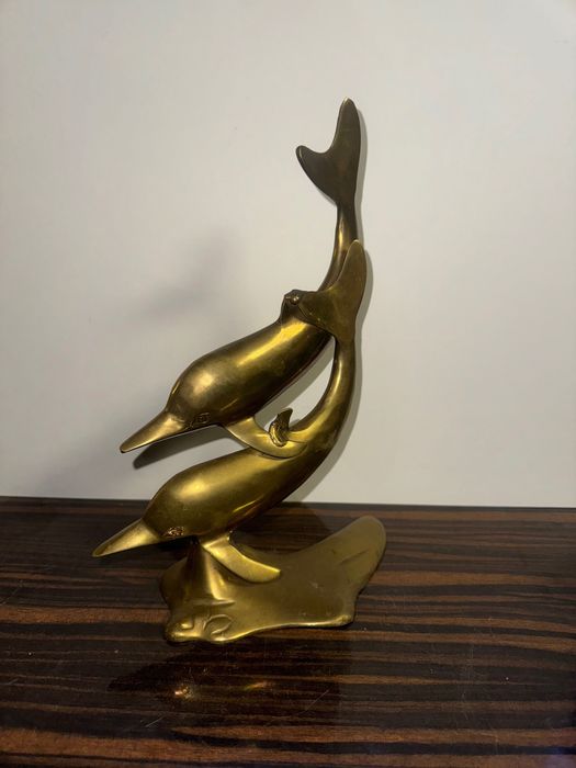 Mosiężna figurka delfiny