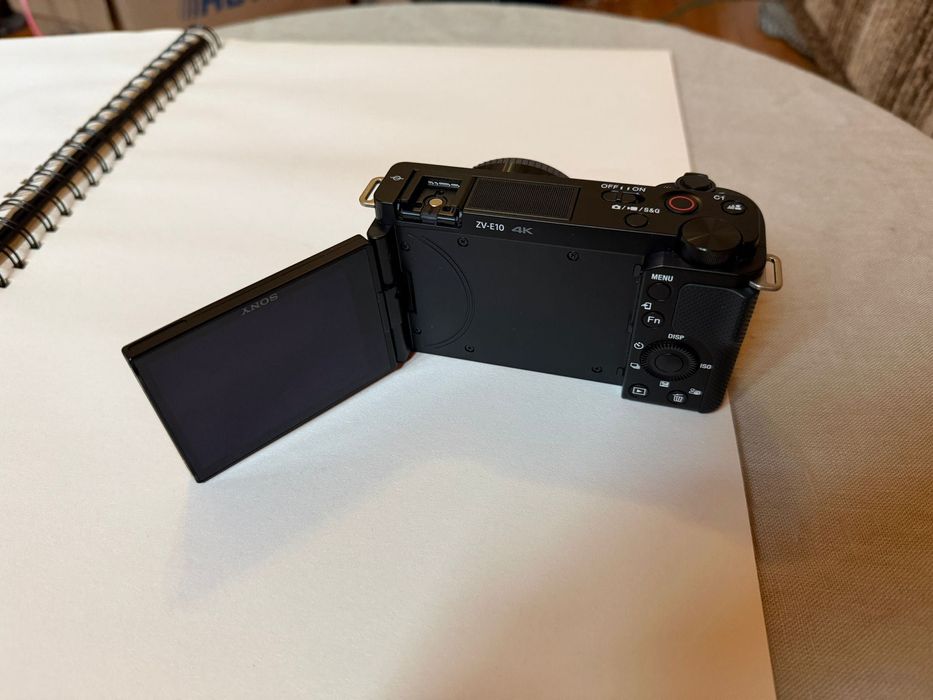 Sony ZV-E10 + klatka SmallRig + pasek + 2 baterie + ładowarka