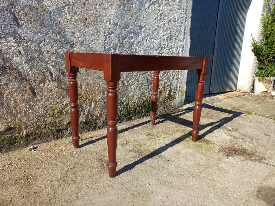 Estrutura de mesa de jantar em madeira  maciça