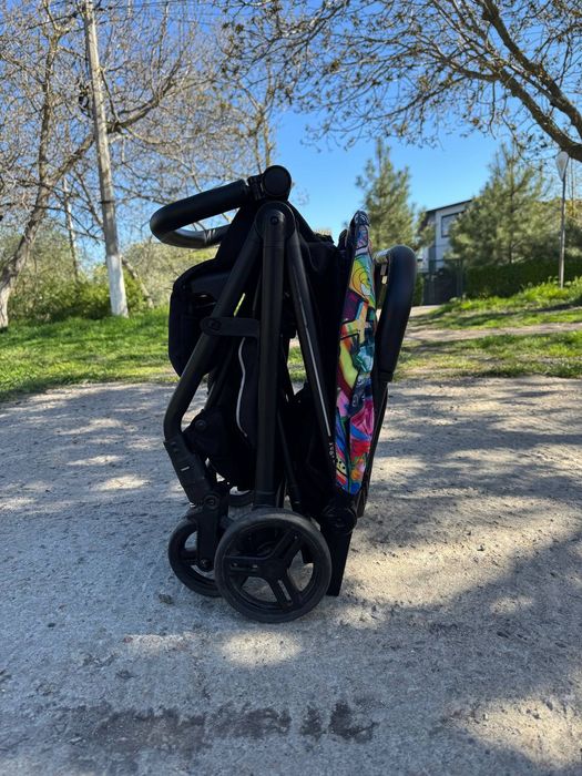 Коляска Peg-Perego Selfie Street Art з яскравим граффіті-дизайном