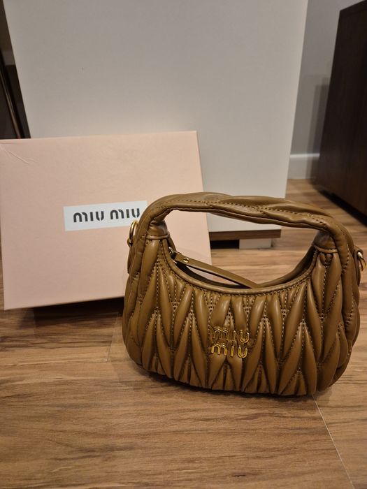 Miu Miu brązowa torebka i biały sweter AMI