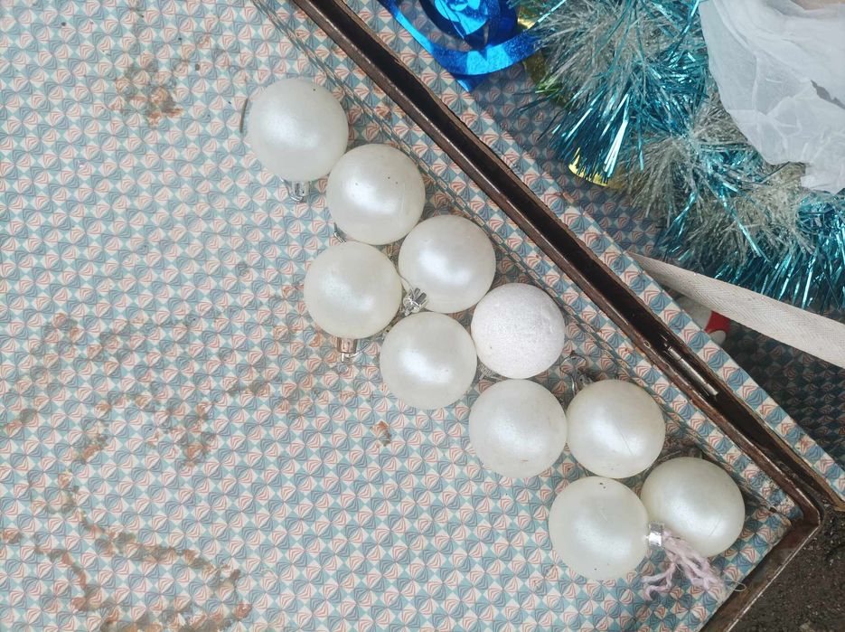 17 białych bombek choinkowych