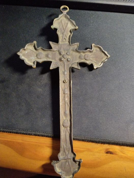 Crucifixo Antigo em Metal – Decorado e Detalhado