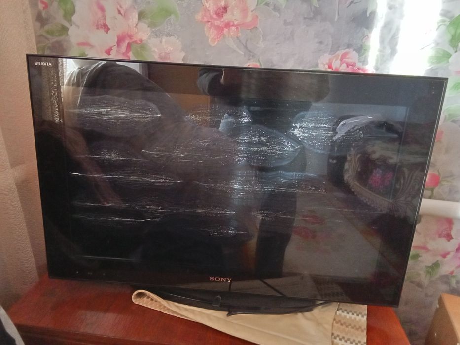 Продам телевізор Sony з Smart TV.Є Smart TV. Матриця працює з полосами